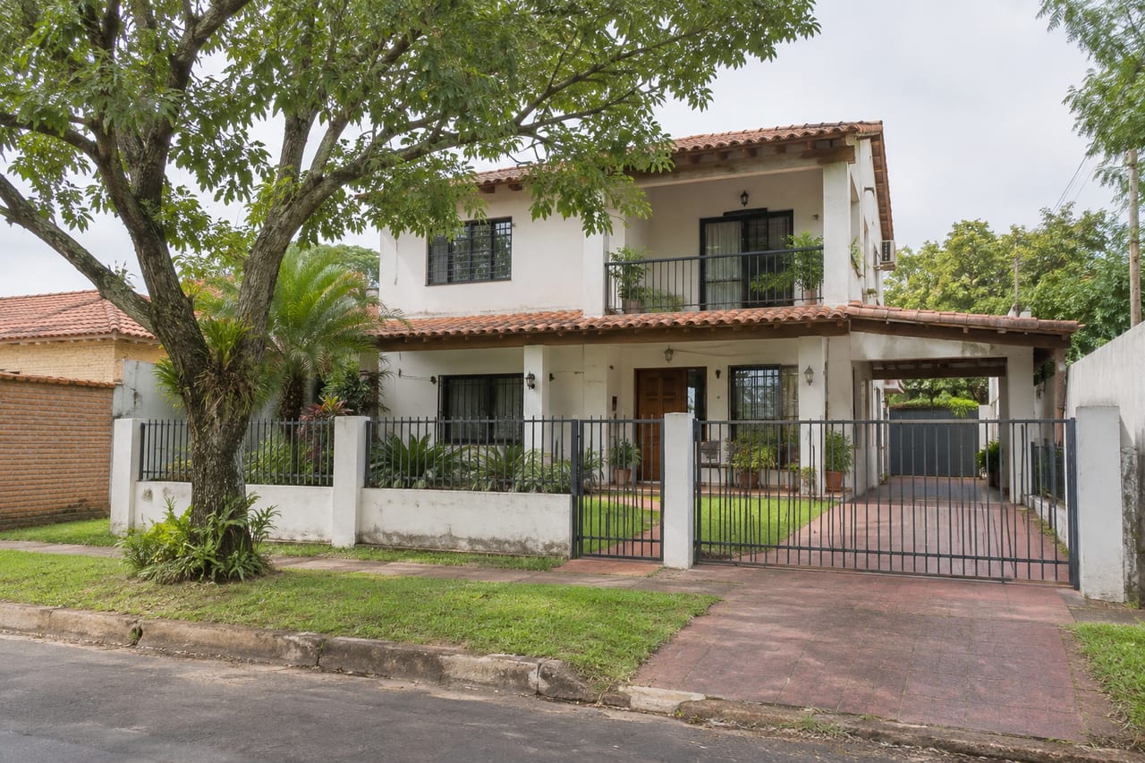 Foto demostrativa de Casa con jardín en Ciudad del Este